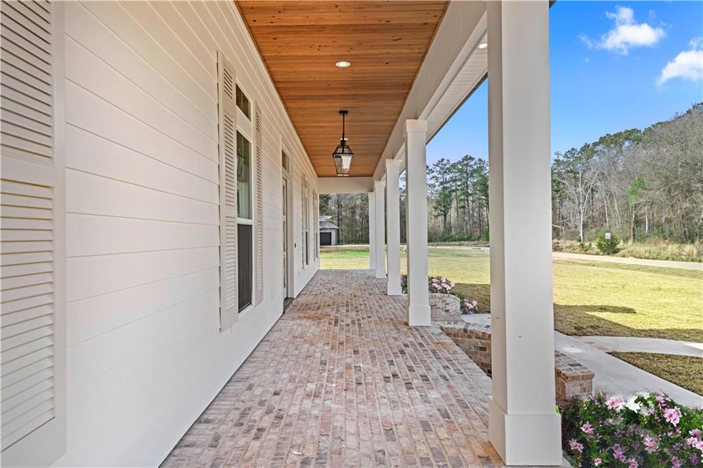 Covington, Louisiana 70435, United States, 4 Bedrooms Bedrooms, ,4 BathroomsBathrooms,Residential,Pending,38104