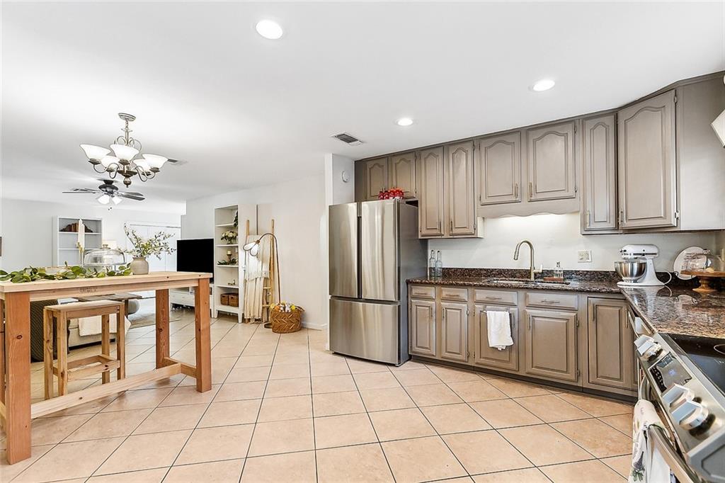 Gretna, Louisiana 70056, United States, 3 Bedrooms Bedrooms, ,2 BathroomsBathrooms,Residential,Pending,55064