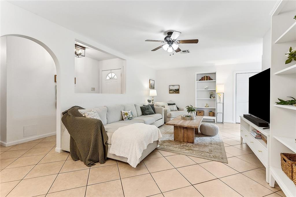 Gretna, Louisiana 70056, United States, 3 Bedrooms Bedrooms, ,2 BathroomsBathrooms,Residential,Pending,55064