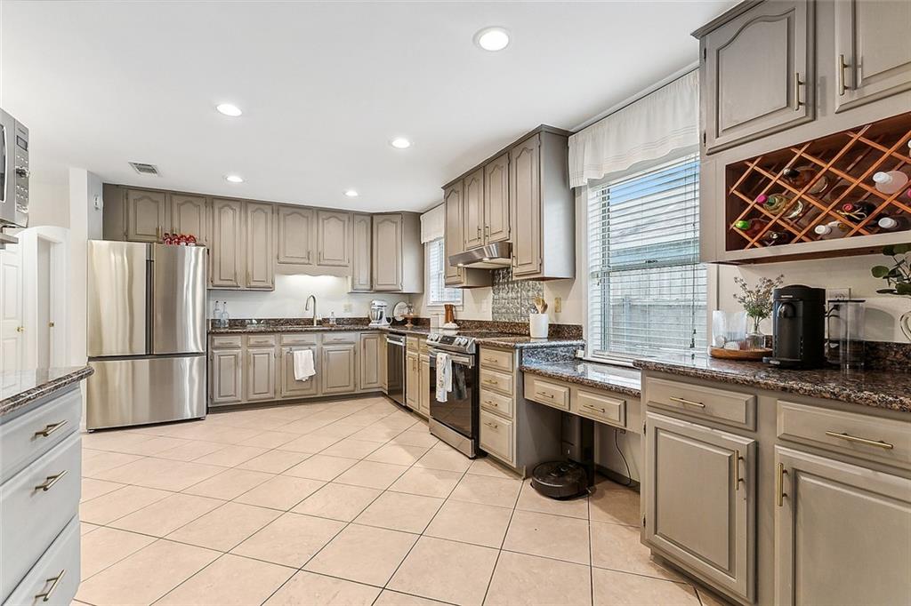 Gretna, Louisiana 70056, United States, 3 Bedrooms Bedrooms, ,2 BathroomsBathrooms,Residential,Pending,55064