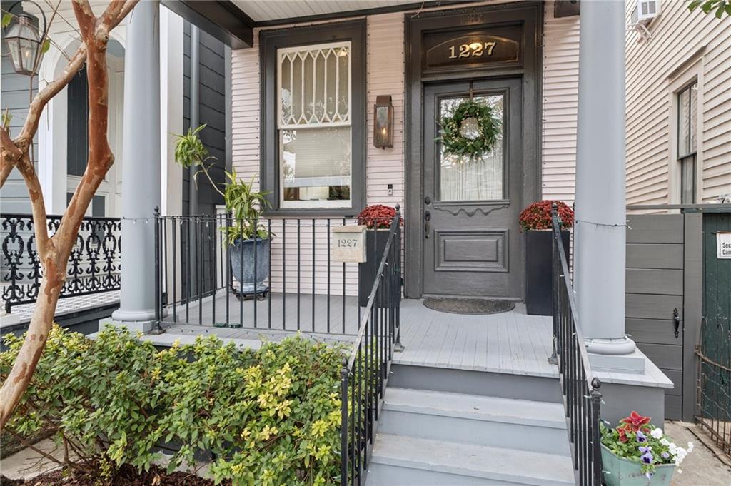 1227 ANNUNCIATION Street