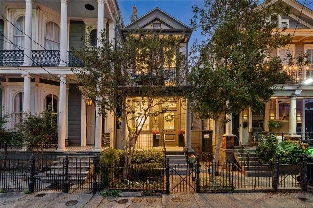 1227 ANNUNCIATION Street