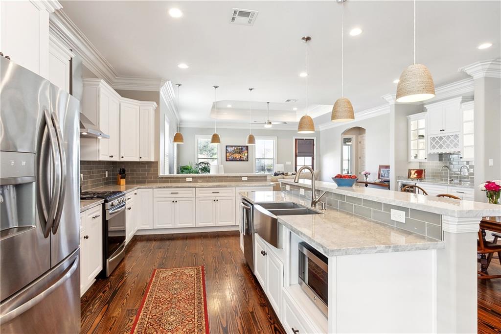 New Orleans, Louisiana 70122, United States, 4 Bedrooms Bedrooms, ,3 BathroomsBathrooms,Residential,Pending,66679