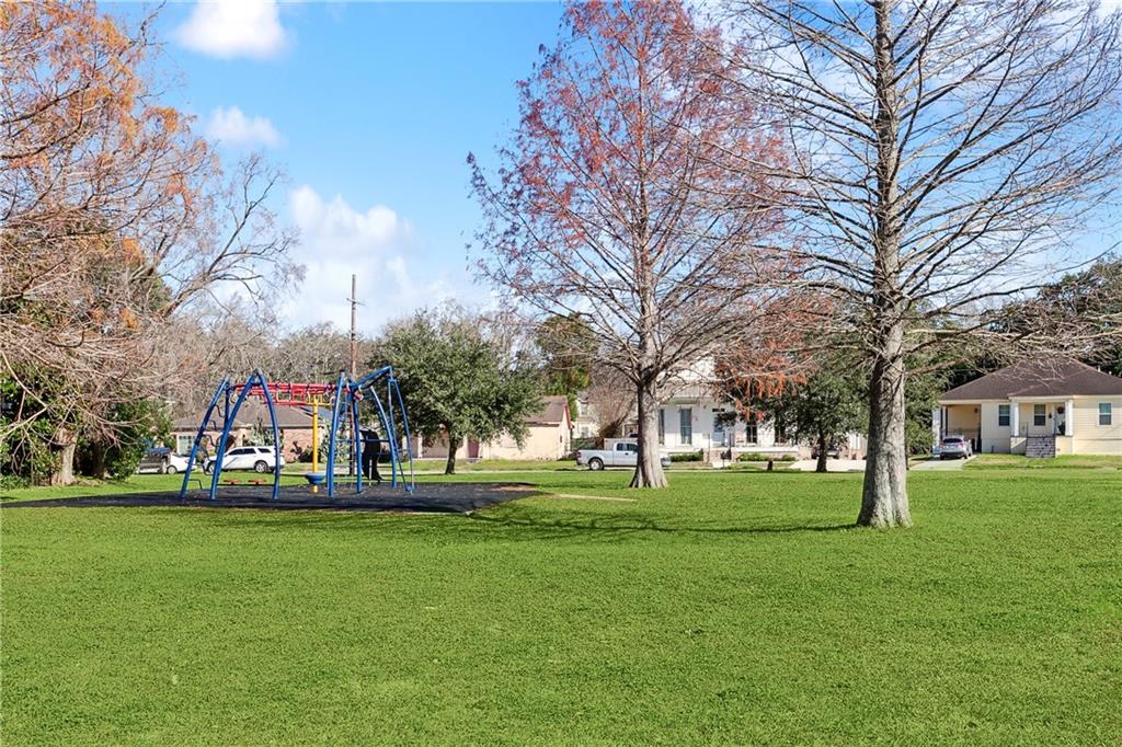 New Orleans, Louisiana 70122, United States, 4 Bedrooms Bedrooms, ,3 BathroomsBathrooms,Residential,Pending,66679