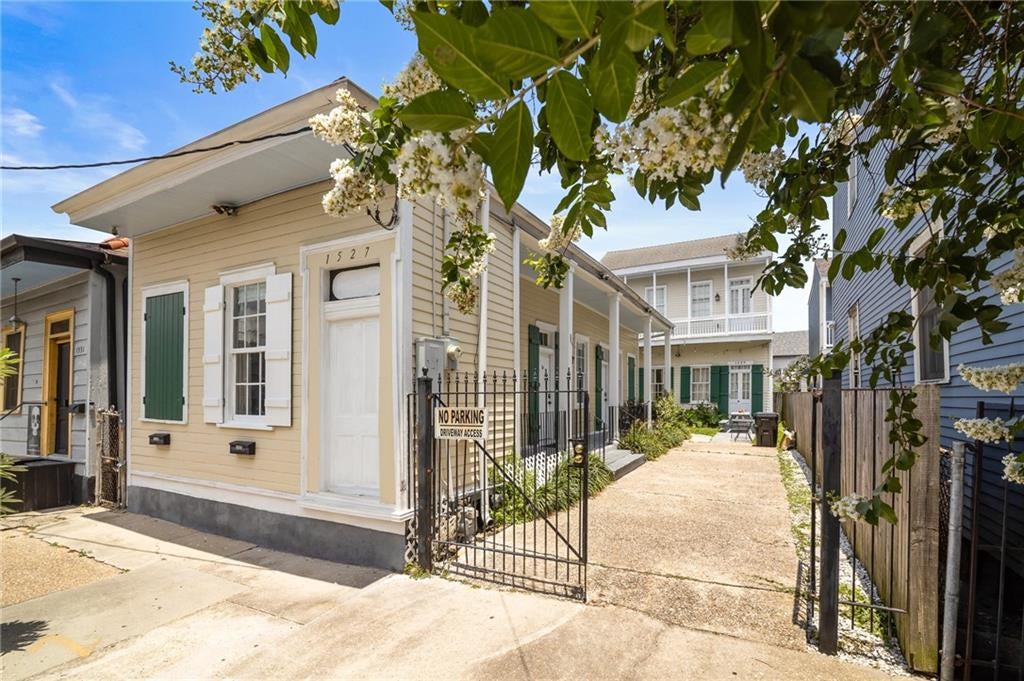 1527 DUMAINE Street