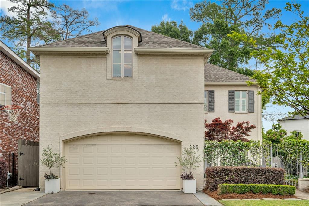 225 RIDGEWOOD Drive