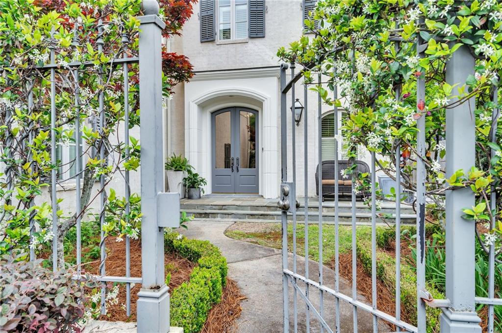 225 RIDGEWOOD Drive