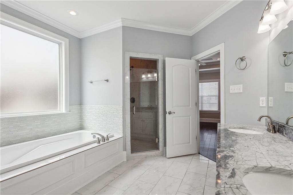 New Orleans, Louisiana 70119, United States, 4 Bedrooms Bedrooms, ,4 BathroomsBathrooms,Residential,Pending,62349