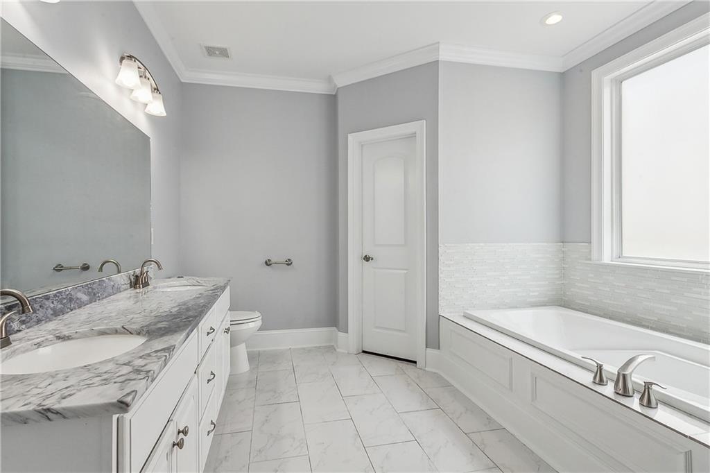 New Orleans, Louisiana 70119, United States, 4 Bedrooms Bedrooms, ,4 BathroomsBathrooms,Residential,Pending,62349