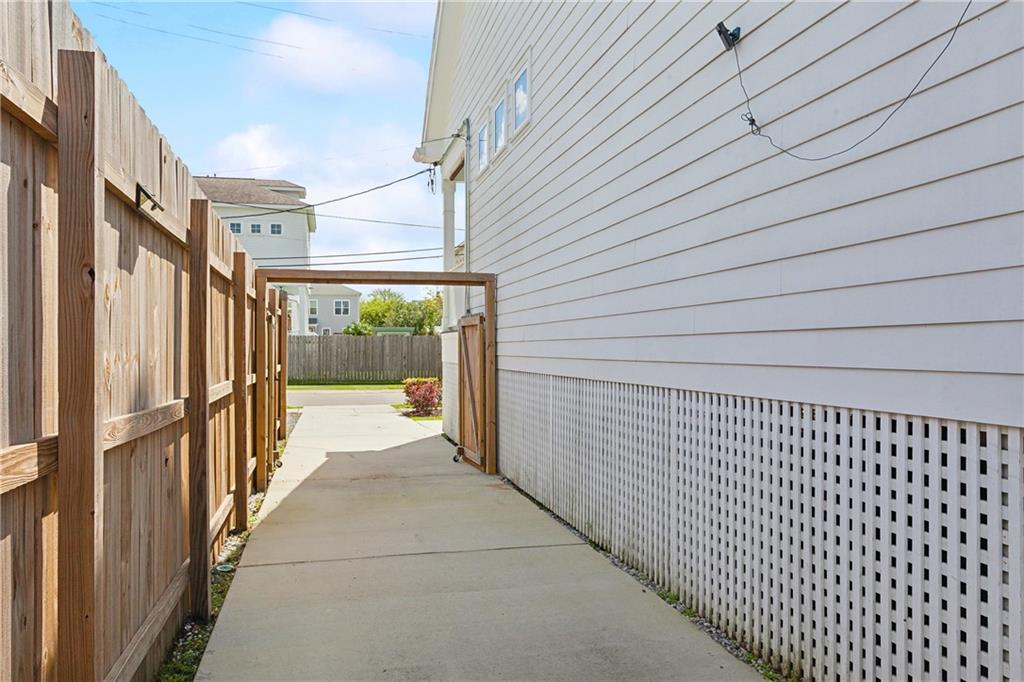 New Orleans, Louisiana 70119, United States, 4 Bedrooms Bedrooms, ,4 BathroomsBathrooms,Residential,Pending,62349