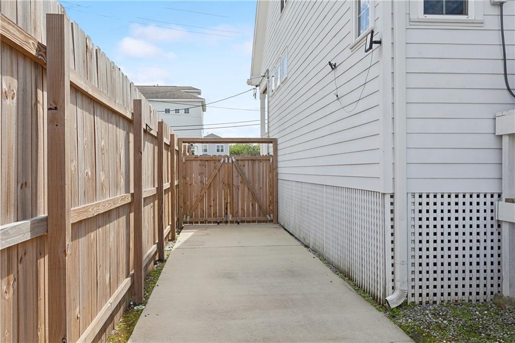 New Orleans, Louisiana 70119, United States, 4 Bedrooms Bedrooms, ,4 BathroomsBathrooms,Residential,Pending,62349