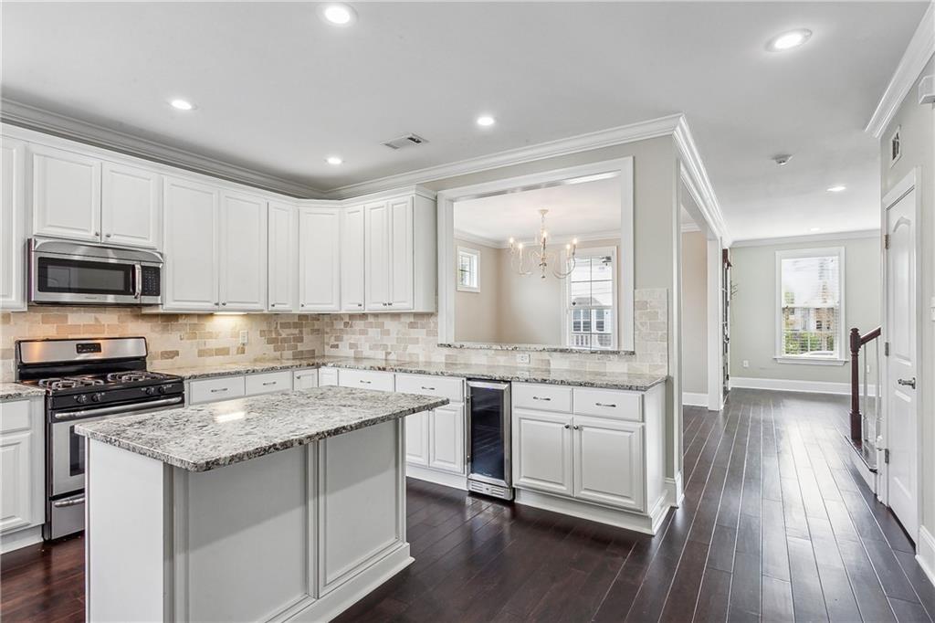 New Orleans, Louisiana 70119, United States, 4 Bedrooms Bedrooms, ,4 BathroomsBathrooms,Residential,Pending,62349