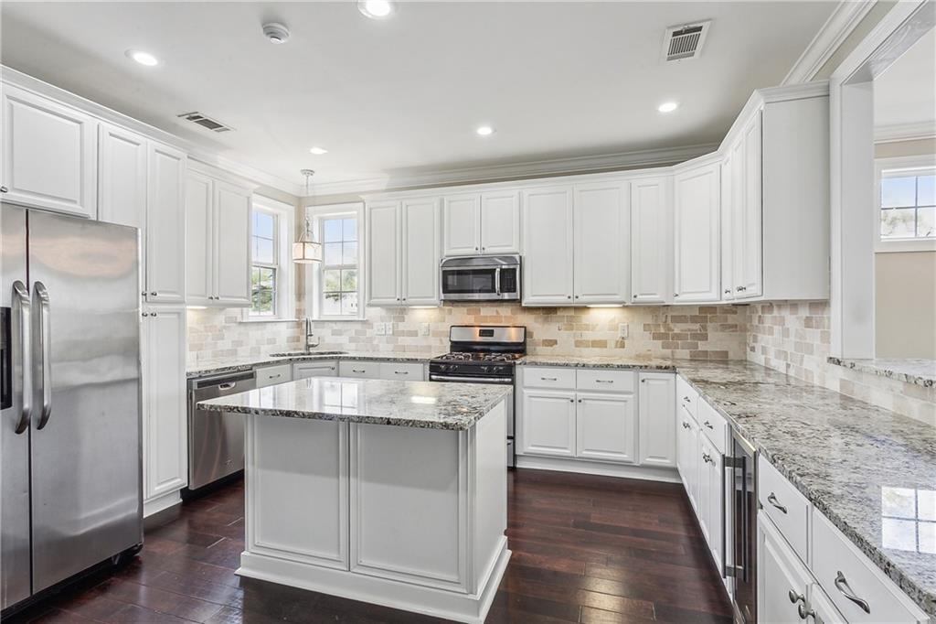 New Orleans, Louisiana 70119, United States, 4 Bedrooms Bedrooms, ,4 BathroomsBathrooms,Residential,Pending,62349