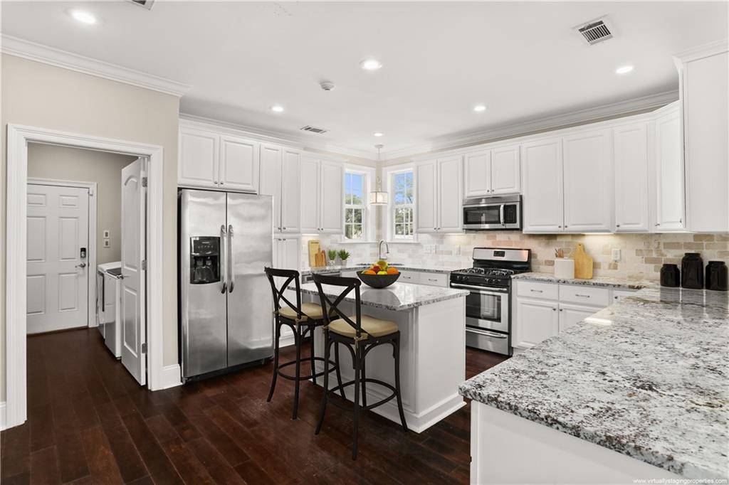 New Orleans, Louisiana 70119, United States, 4 Bedrooms Bedrooms, ,4 BathroomsBathrooms,Residential,Pending,62349