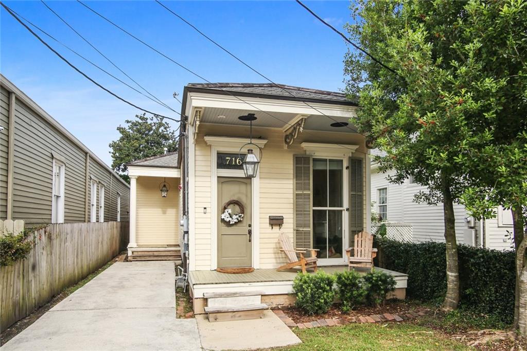 Photo 1 of 17 — 716 CONSTANTINOPLE Street, New Orleans, LA 70115