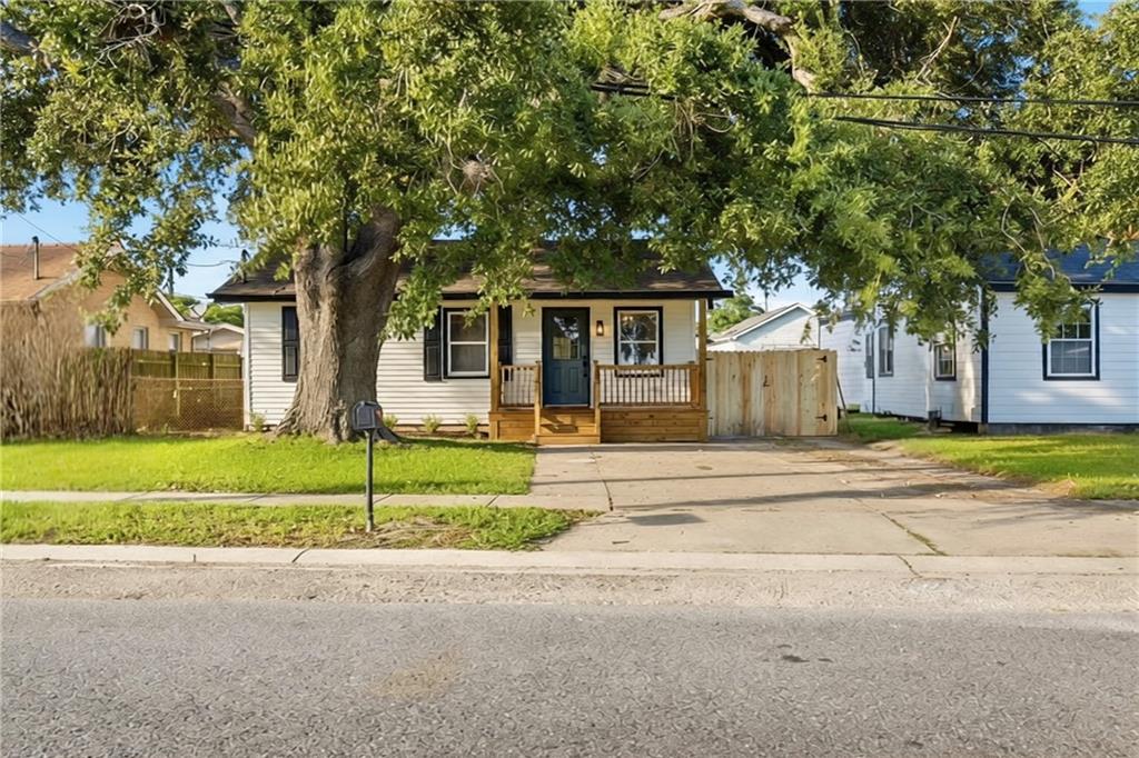 Photo 1 of 25 — 7223 FRISCOVILLE Avenue, Arabi, LA 70032
