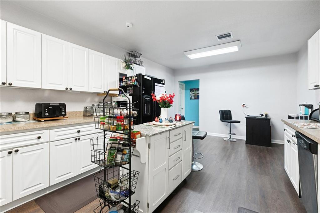 221 W URQUHART Street