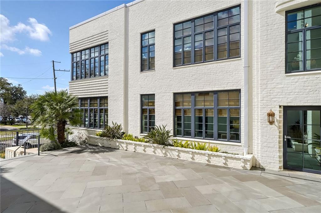 New Orleans, Louisiana 70115, United States, 3 Bedrooms Bedrooms, ,2 BathroomsBathrooms,Residential,Pending,6571