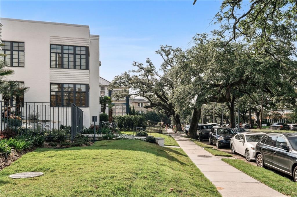 New Orleans, Louisiana 70115, United States, 3 Bedrooms Bedrooms, ,2 BathroomsBathrooms,Residential,Pending,6571