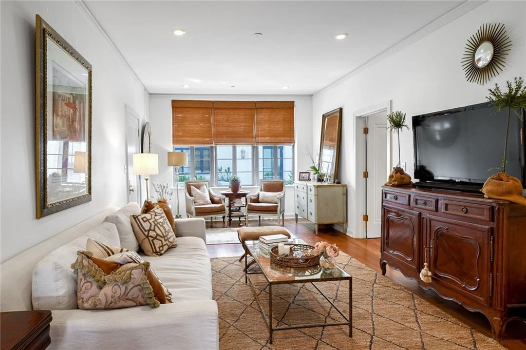 New Orleans, Louisiana 70115, United States, 3 Bedrooms Bedrooms, ,2 BathroomsBathrooms,Residential,Pending,6571