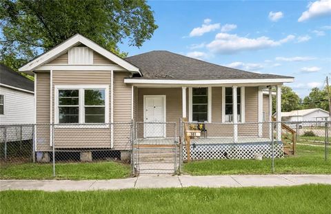 Photo of 501 SUPERIOR Avenue, Bogalusa, LA 70427 (MLS # 2559740)