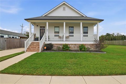 901 COUGAR Drive Arabi LA 70032