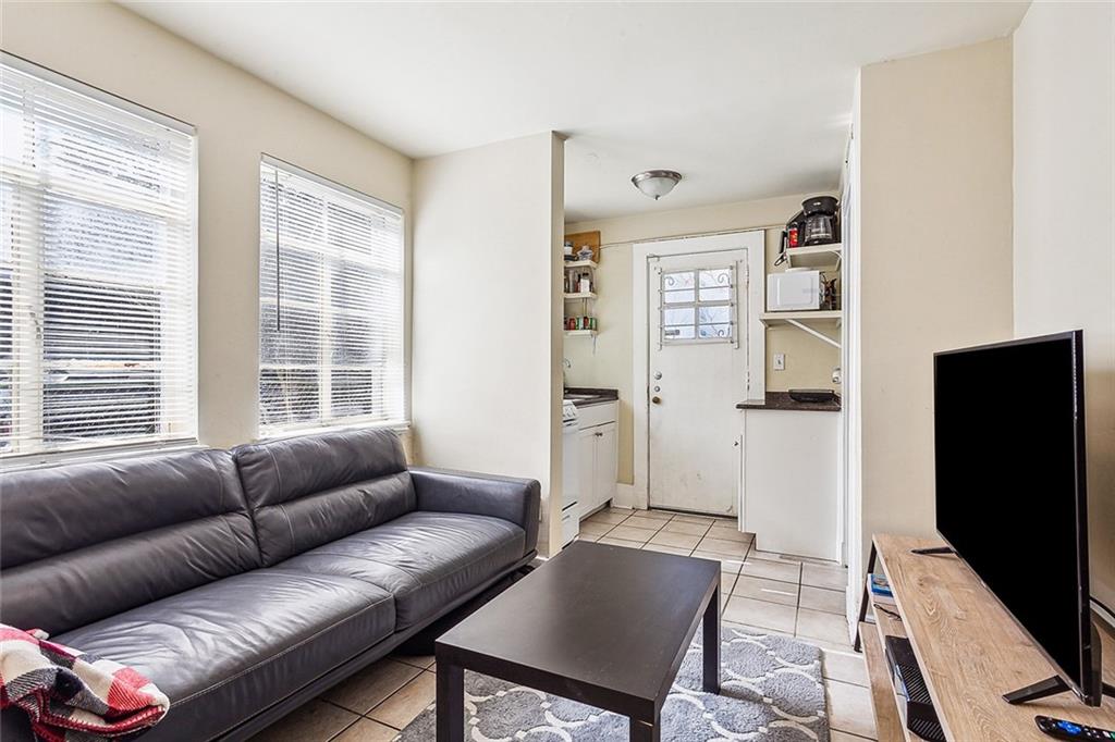 New Orleans, Louisiana 70115, United States, 2 Bedrooms Bedrooms, ,1 BathroomBathrooms,Residential,Active,67382