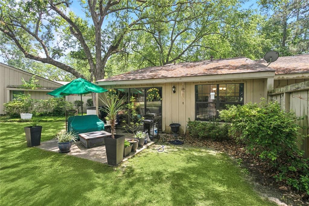 Mandeville, Louisiana 70471, United States, 2 Bedrooms Bedrooms, ,2 BathroomsBathrooms,Residential,Pending,127101