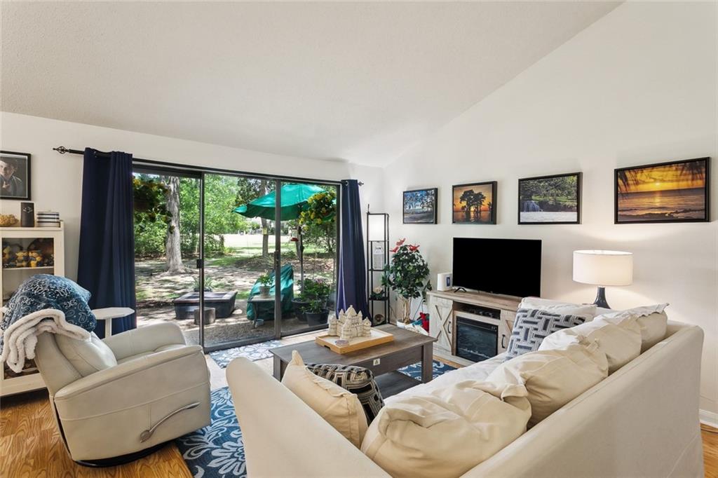 Mandeville, Louisiana 70471, United States, 2 Bedrooms Bedrooms, ,2 BathroomsBathrooms,Residential,Pending,127101