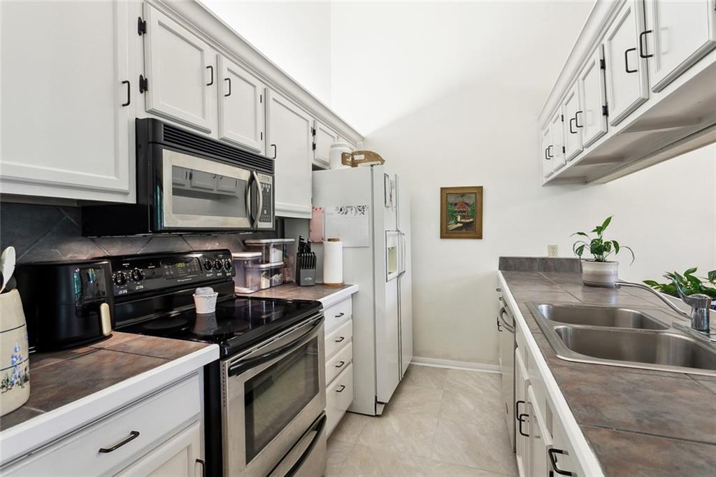 Mandeville, Louisiana 70471, United States, 2 Bedrooms Bedrooms, ,2 BathroomsBathrooms,Residential,Pending,127101