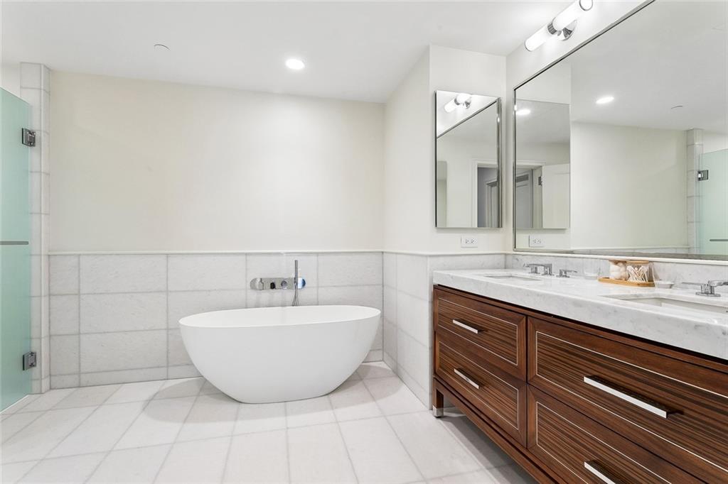 New Orleans, Louisiana, 70130, United States, 2 Bedrooms Bedrooms, ,3 BathroomsBathrooms,Residential,Active,2034014