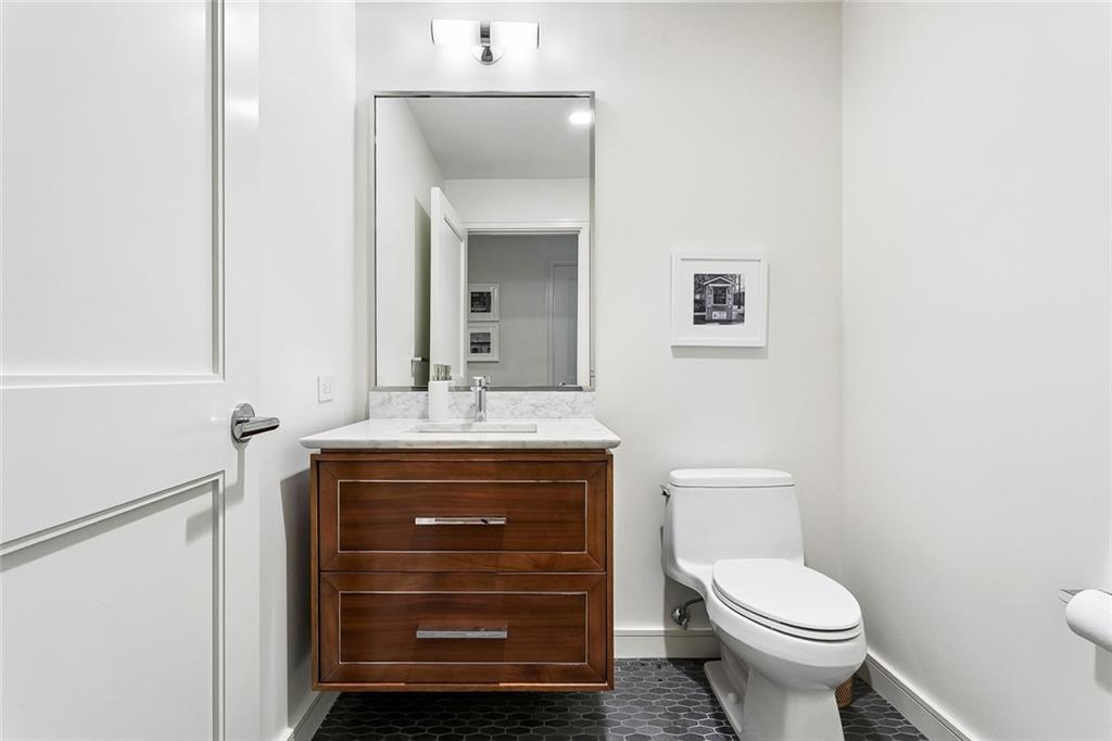 New Orleans, Louisiana, 70130, United States, 2 Bedrooms Bedrooms, ,3 BathroomsBathrooms,Residential,Active,2034014