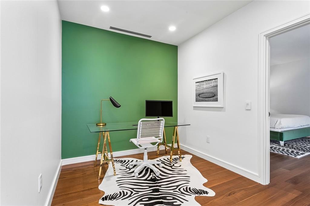New Orleans, Louisiana, 70130, United States, 2 Bedrooms Bedrooms, ,3 BathroomsBathrooms,Residential,Active,2034014