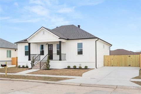 3213 DAUTERIVE Drive Chalmette LA 70043