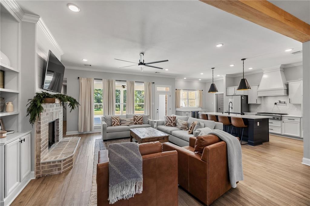 Denham Springs, Louisiana 70706, United States, 4 Bedrooms Bedrooms, ,4 BathroomsBathrooms,Residential,Pending,198997