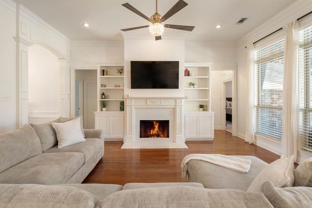 1067 SCARLET OAK Lane