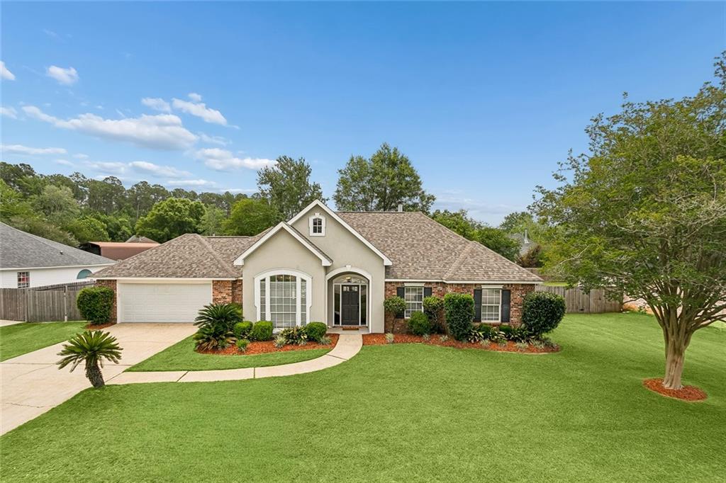 922 CRESTWOOD Drive
