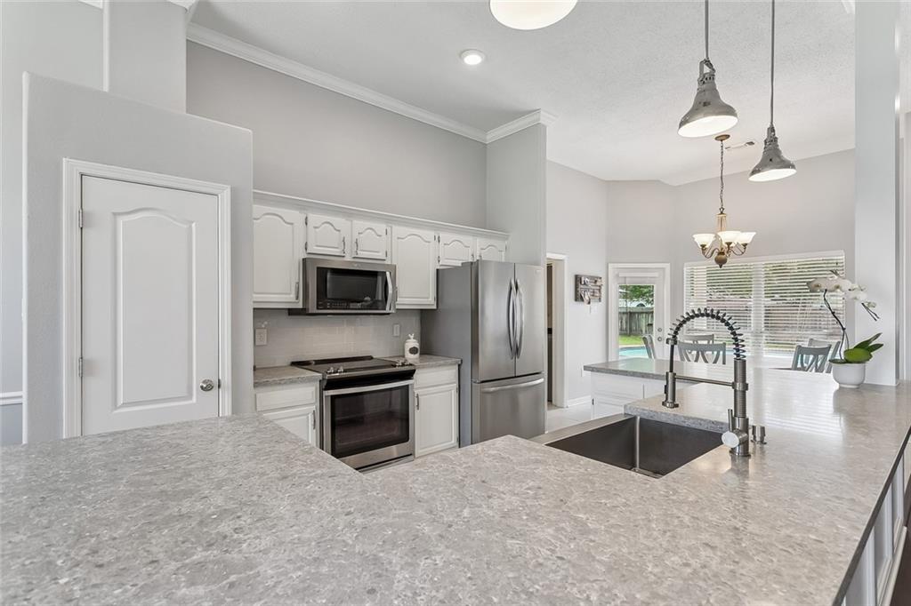 922 CRESTWOOD Drive