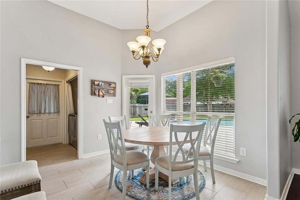 922 CRESTWOOD Drive