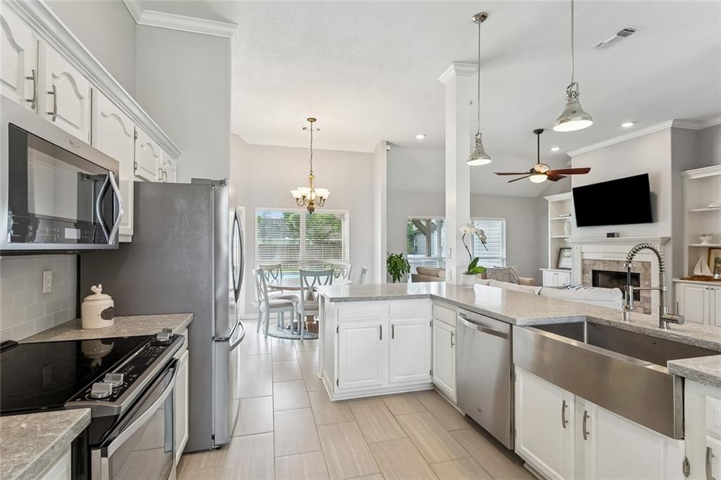 922 CRESTWOOD Drive