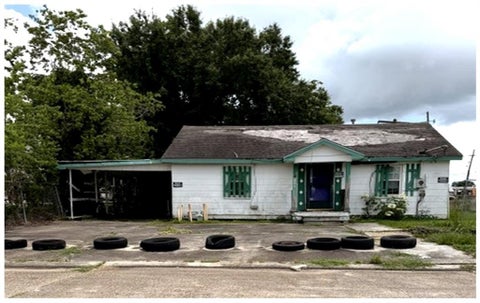 Photo of 421 LOUISE Street, Houma, LA 70363 (MLS # 2556519)
