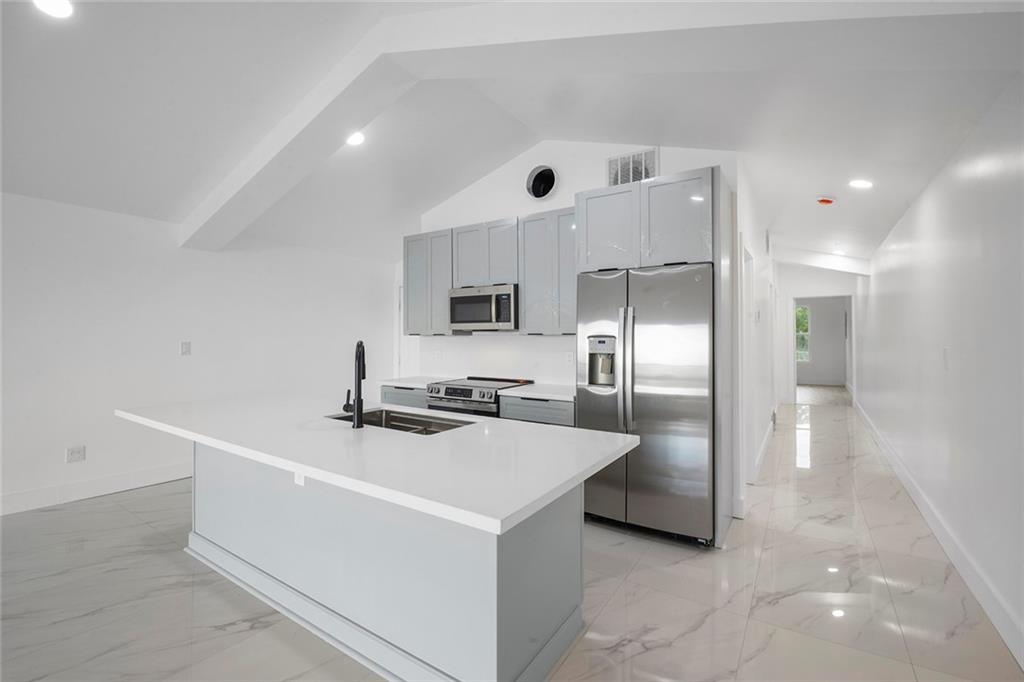 137 N ROADWAY Street 123