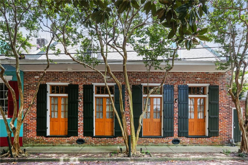 1124 BARRACKS Street