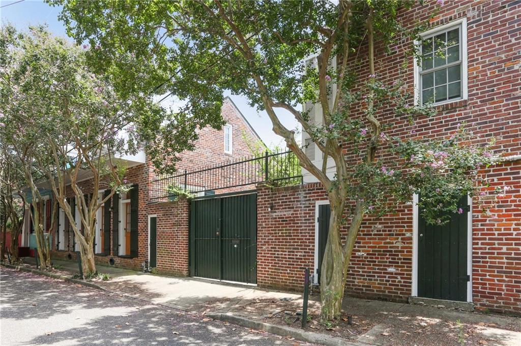 1124 BARRACKS Street