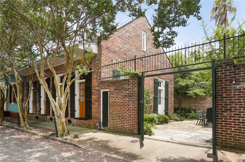 1124 BARRACKS Street