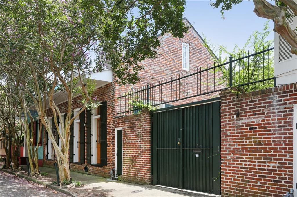 1124 BARRACKS Street