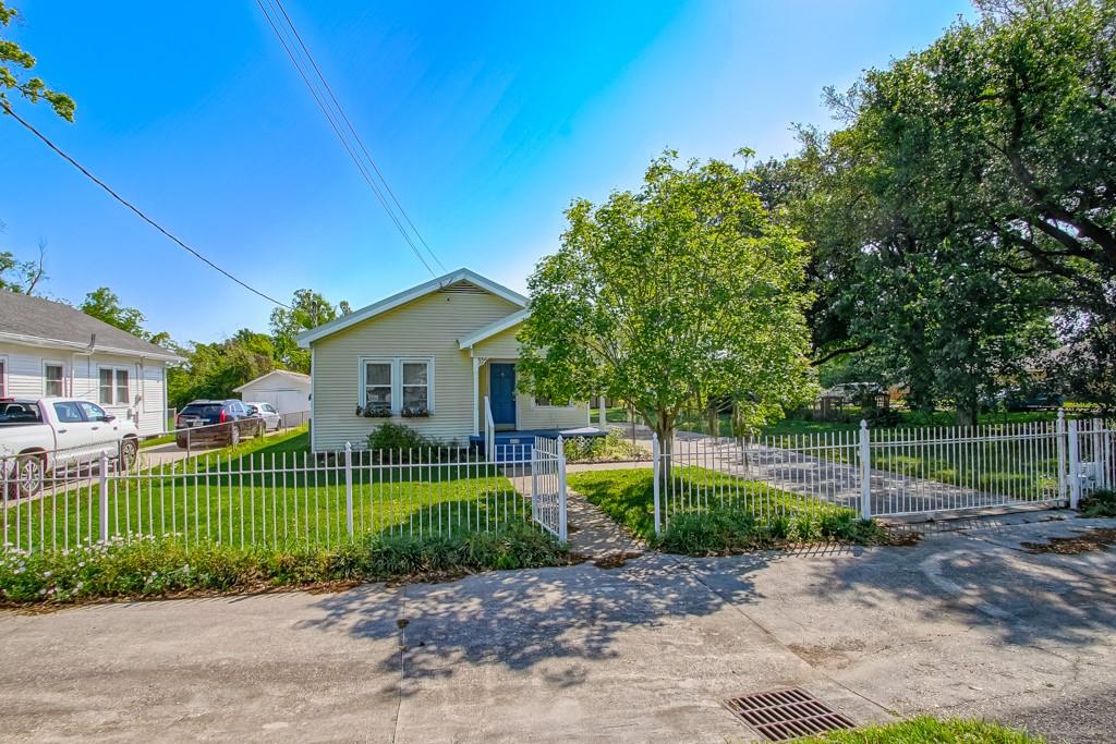 406 SAINT ROSE Avenue