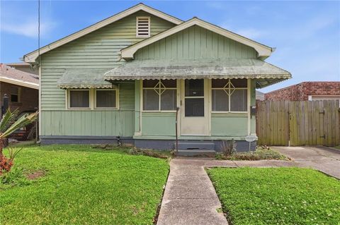 3911 MISTLETOE Street New Orleans LA 70118