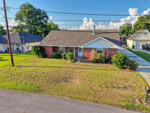 Photo of 304 CORONADO Drive, Luling, LA 70070 (MLS # 2558829)