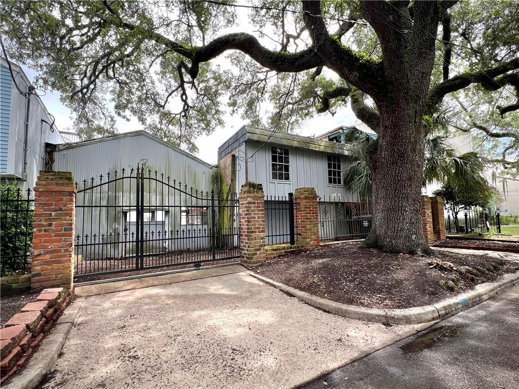 166 S ROADWAY Street